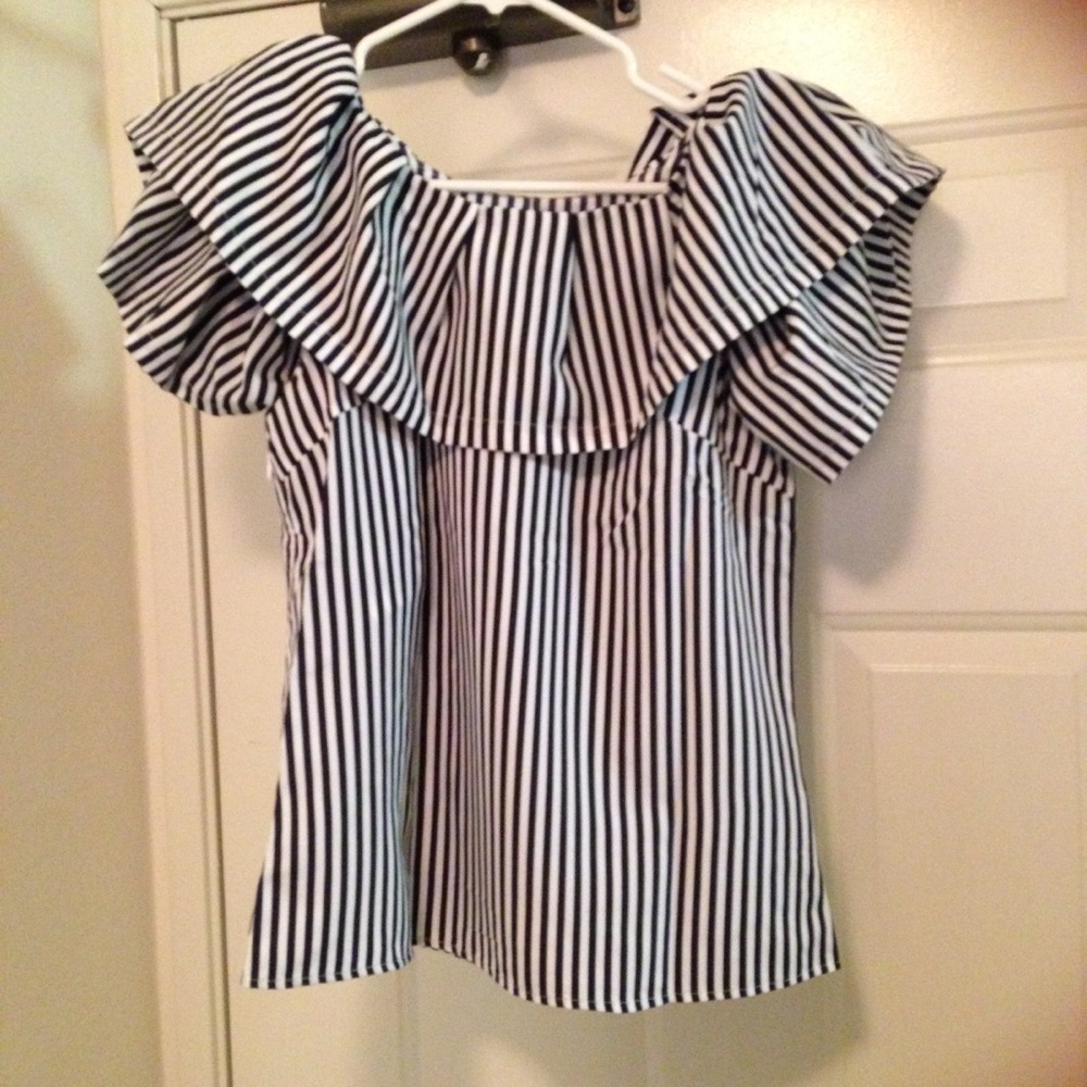 Dramatic ruffle top - Picture 9 of 10